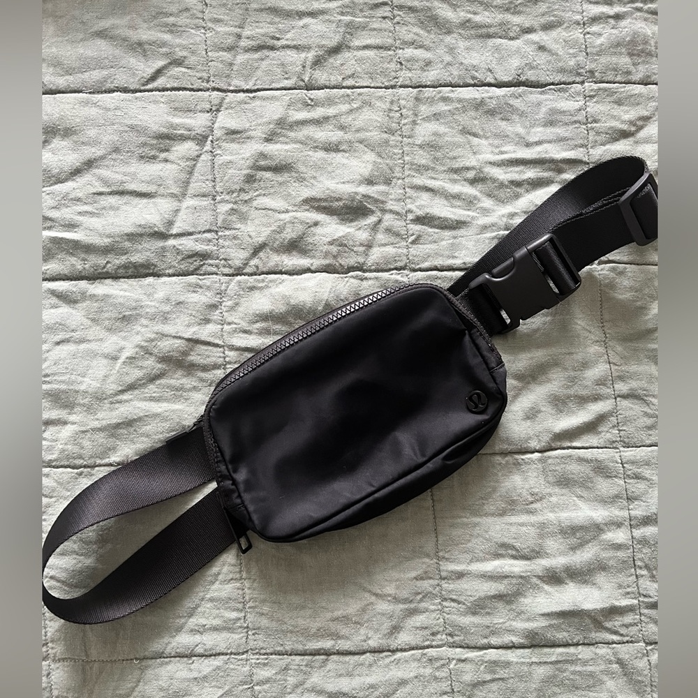 Black Lululemon Everywhere Belt Bag